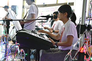 デイサービスセンターで行われた昭和歌謡コンサート